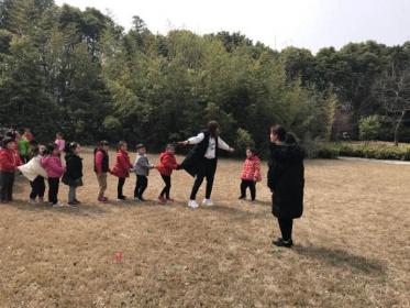 小班体育游戏老鹰捉小鸡教案1