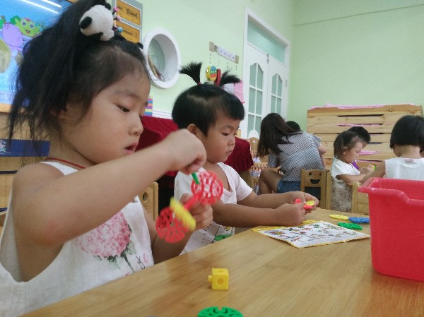 小班科学会滚动的玩具教案3
