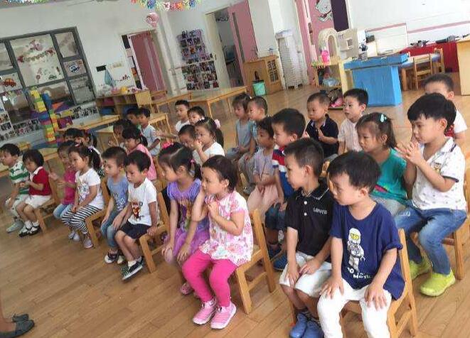 小班音乐小手爬教案2