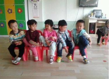 小班社会我会穿鞋子教案1