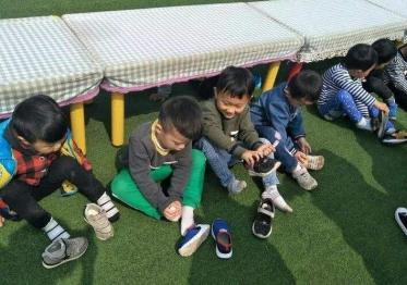 小班生活会穿衣会穿鞋教案2