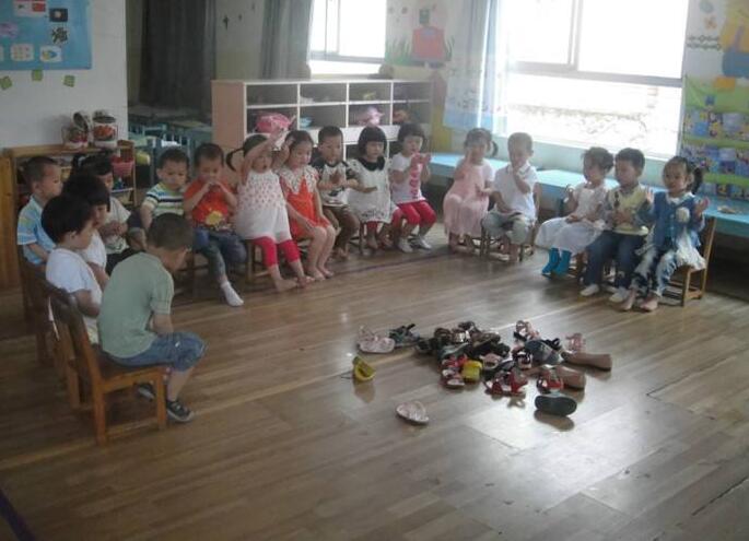 小班生活会穿衣会穿鞋教案3