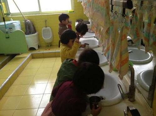 小班健康饭后漱口好教案1