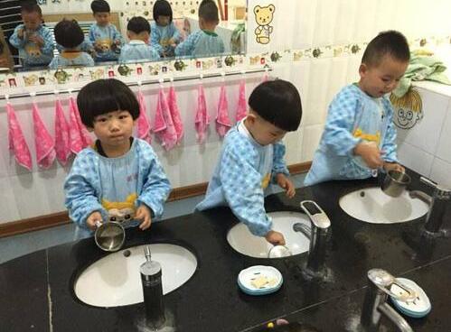 小班健康饭后漱口好教案2