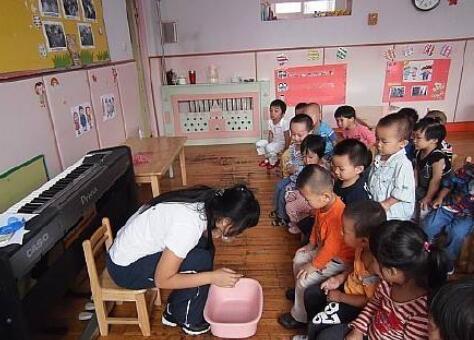 小班饭后漱口健康教案2