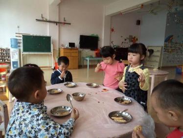 小班朋友夹心饼干社会教案2