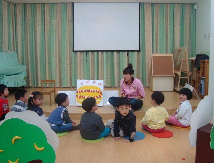 幼儿园音乐房子里有箱子教案2