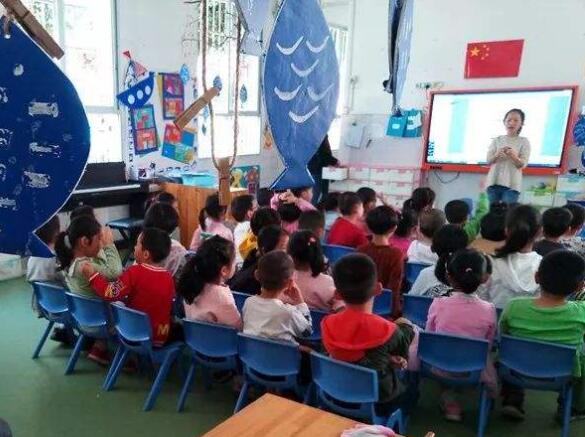 小班奇妙的彩带教案3