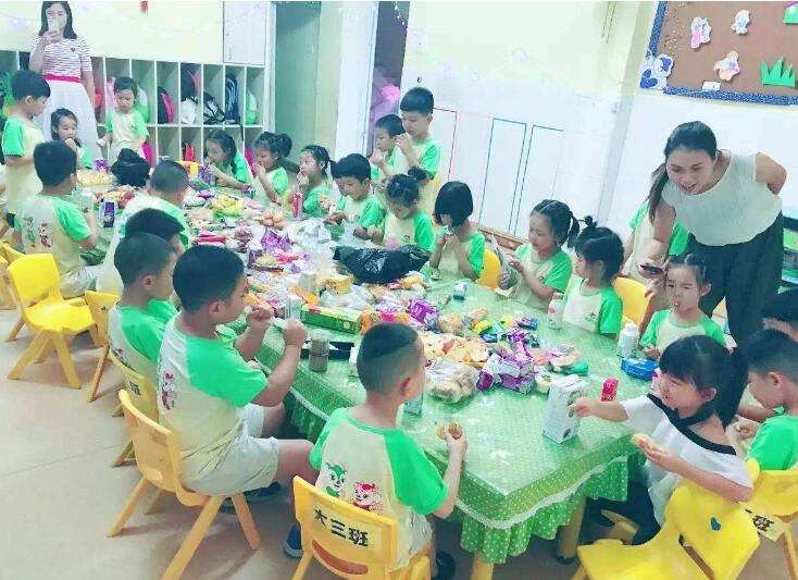 大班诗歌快乐的小屋教案1