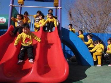 幼儿园中班运动场上教案2