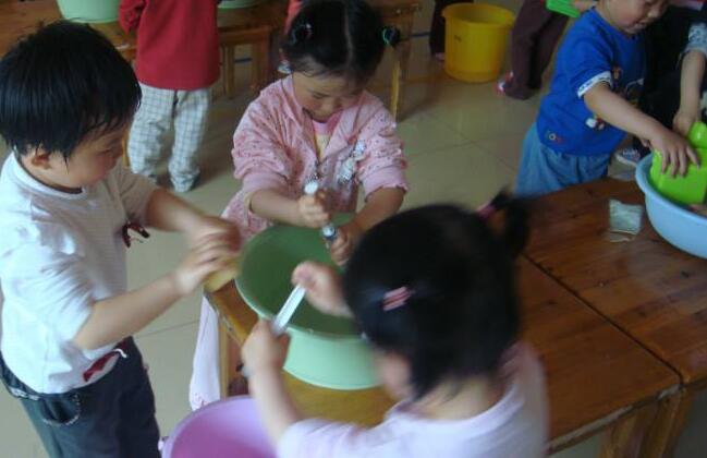 中班科学水宝宝搬家教案1