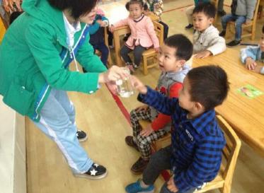 中班科学水宝宝搬家教案3