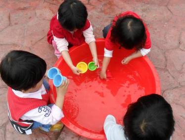 小班科学帮水宝宝搬家教案1
