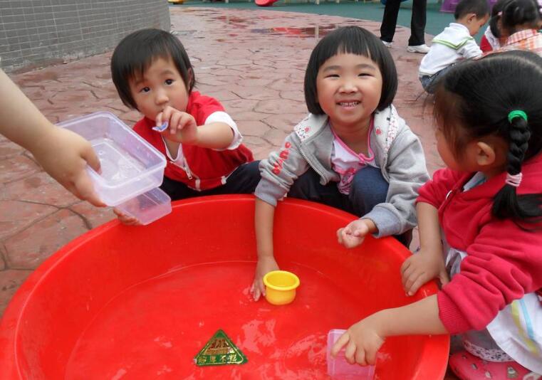 幼儿园托班有趣的水宝宝教案3