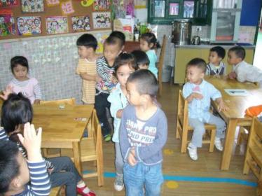 大班音乐月亮婆婆喜欢我教案2