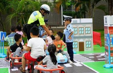 小班安全十字路口教案2