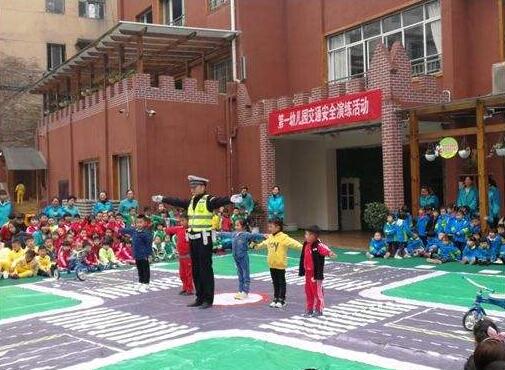 小班安全十字路口教案3