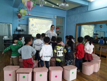 小班拖拉玩具真好玩教案2