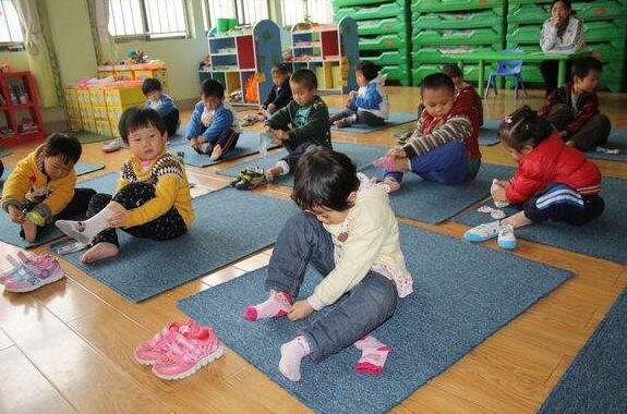 小班美术我的小袜子教案1 小班美术我的小袜子教案1