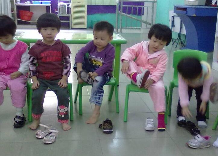 小班美术我的小袜子教案2 小班美术我的小袜子教案2