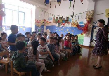 中班节日的服装教案1