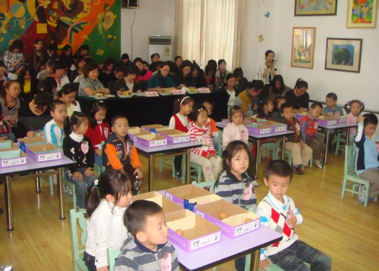 中班节日的服装教案2