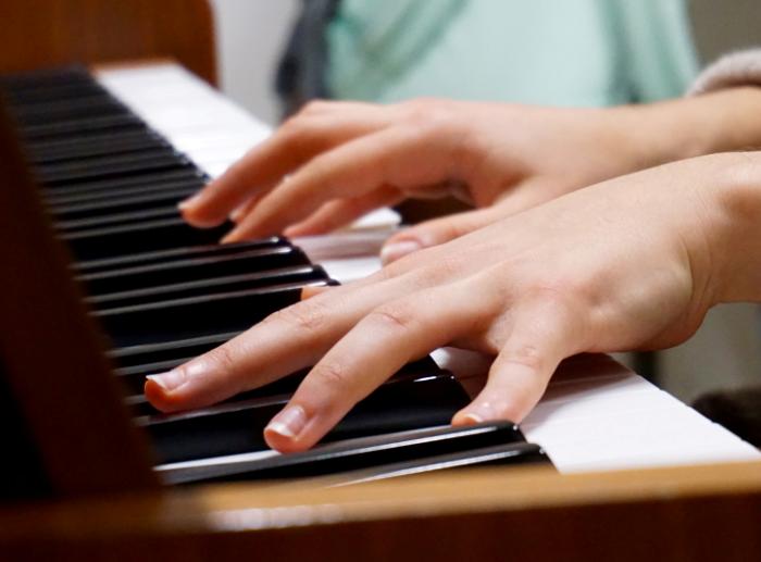 小孩子学钢琴的好处和坏处 孩子练钢琴有什么好处和坏处