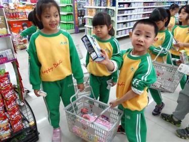 幼儿园里真热闹小班语言教案1