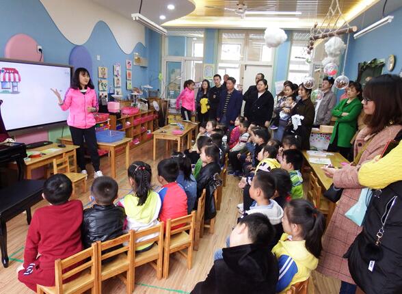 小班美术小鱼的新衣教案1