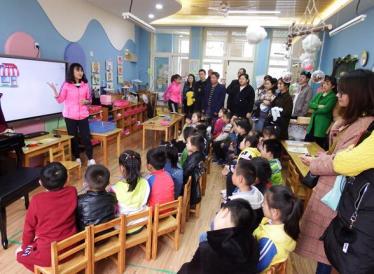 小班美术小鱼的新衣教案1