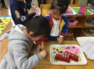 小班美术小鱼的新衣教案2