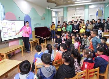 小班美术小鱼的新衣教案3