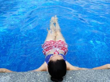 小孩学游泳如何预防中耳炎