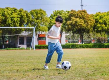 儿童踢足球影响身高吗