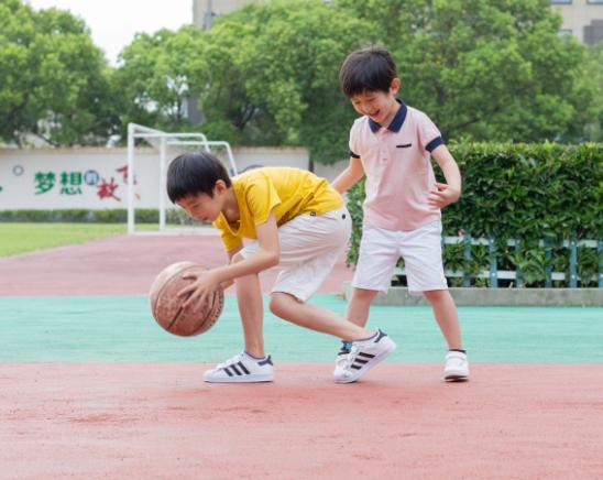 儿童学踢足球还是打篮球