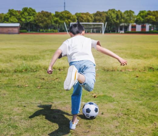 儿童踢足球影响腿型吗 儿童踢足球对腿的影响