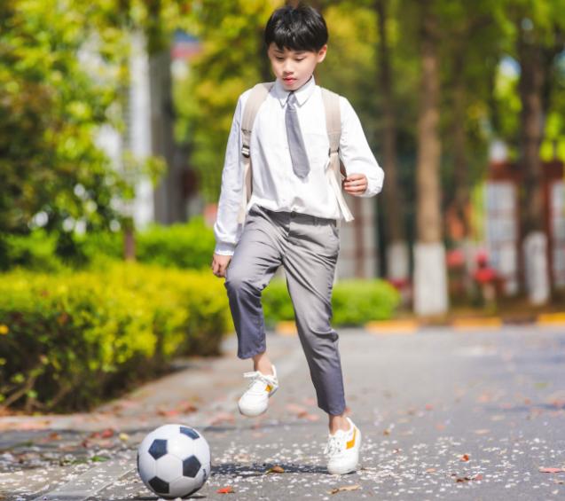 儿童踢足球几岁开始最好