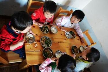 小班健康让我自己吃饭教案3