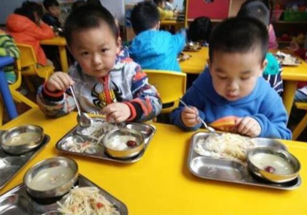 小班我会自己吃饭教案3