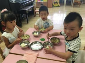 中班安全吃东西要小心教案1