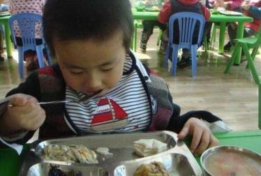 小班健康我能自己吃饭教案2