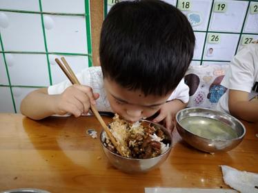 小班健康我能自己吃饭教案3