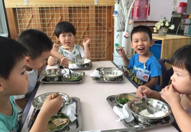 小班健康我会自己吃饭教案2