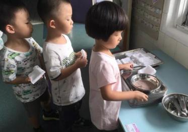 小班独立进餐教案1