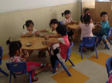 小班独立进餐教案3