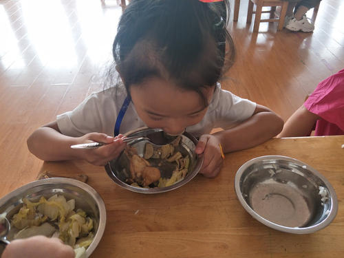 小班健康自己吃饭真能干教案3