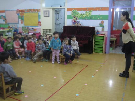 中班游戏小猪盖房子教案2