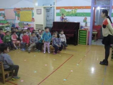 中班游戏小猪盖房子教案2