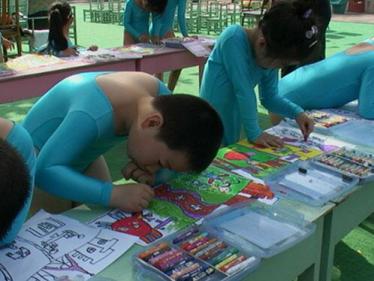 中班美术彩色高楼教案1