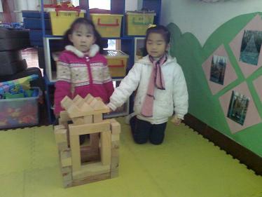 中班美术彩色高楼教案3